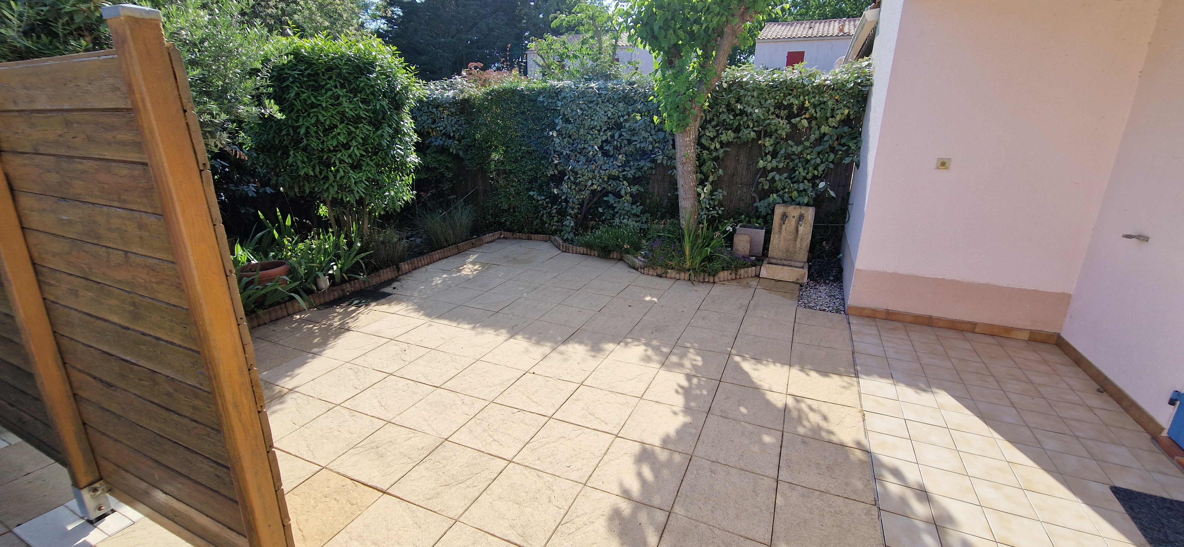 Terrasse nettoyée et remise au propre – entretien extérieur