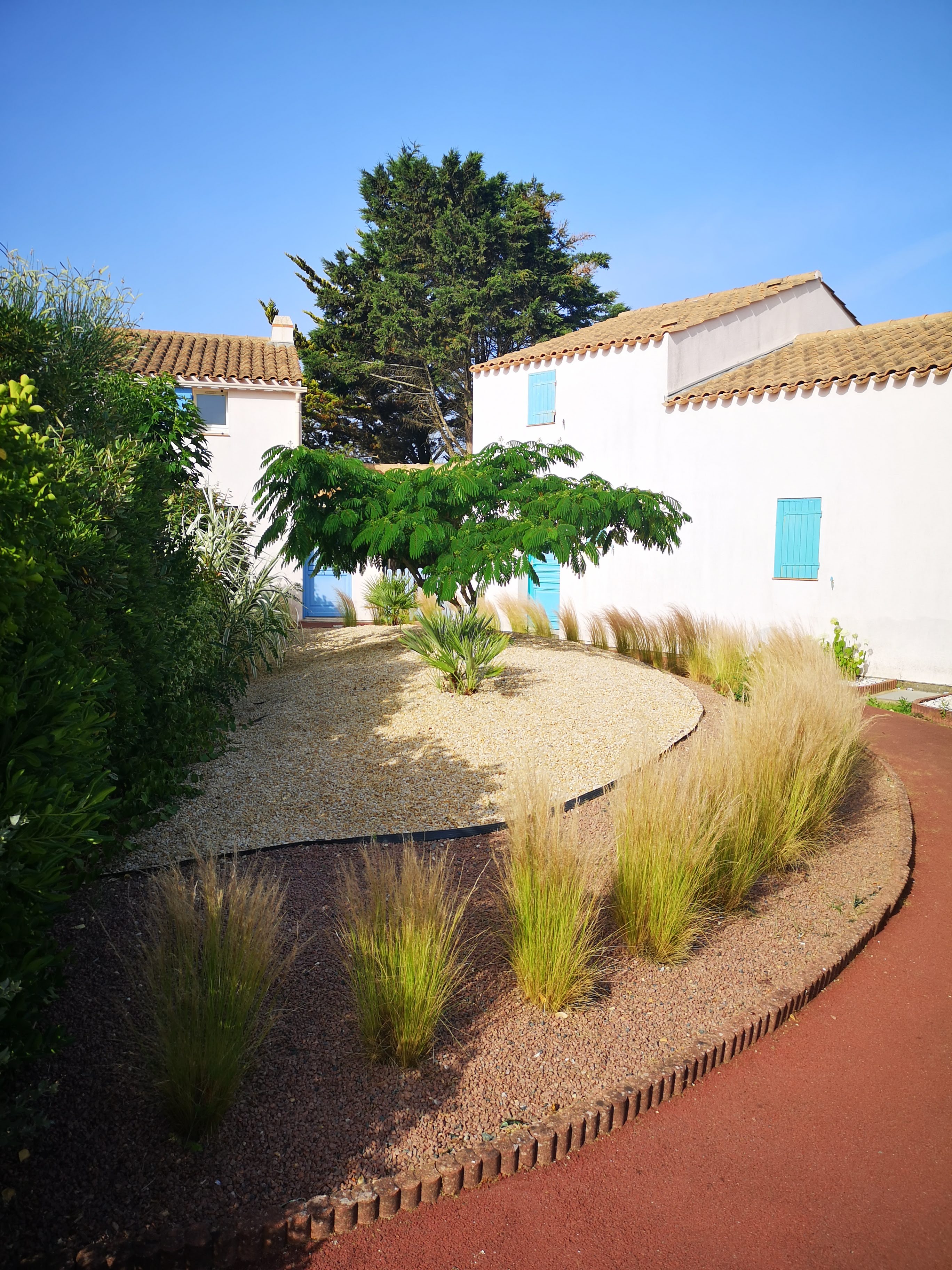 Massif minéral et graminées – aménagement extérieur en Vendée