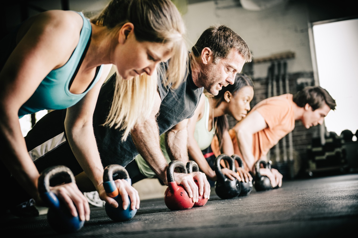 Entraînement CrossFit en groupe avec kettlebells à Saint-Chamond