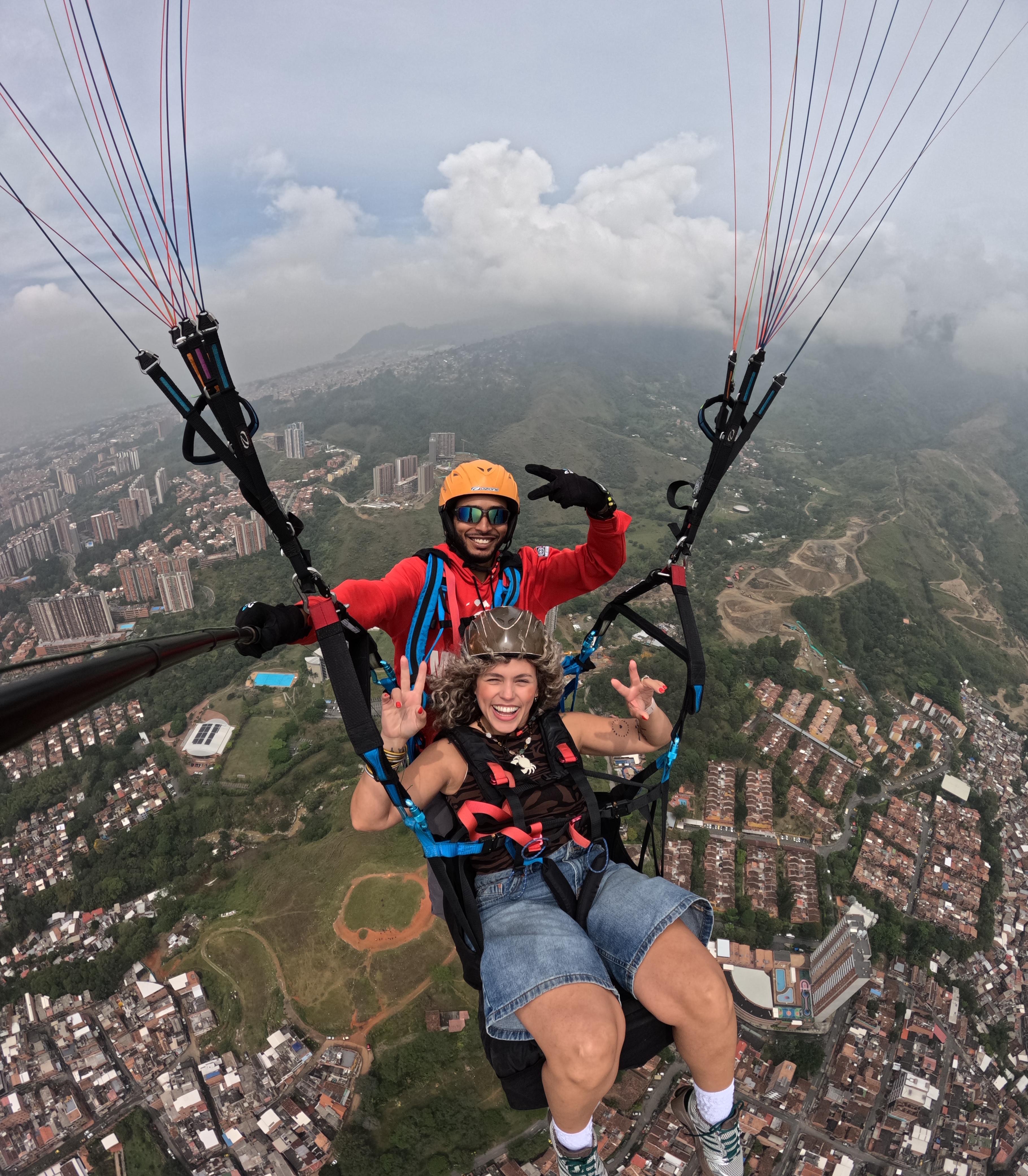 Vuelo de parapente tándem sobre el valle de Aburrá — foto 1