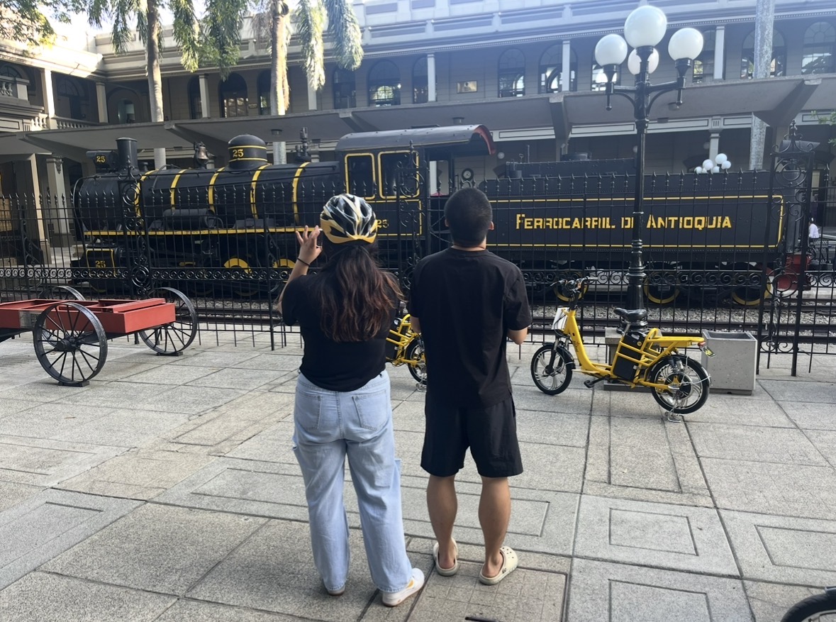 Centro de Medellín en bicicleta eléctrica, cerca del sector comercial de El Hueco