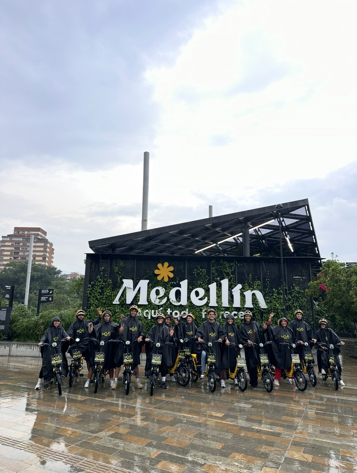 Tour en bicicleta bajo la lluvia con ponchos en Medellín
