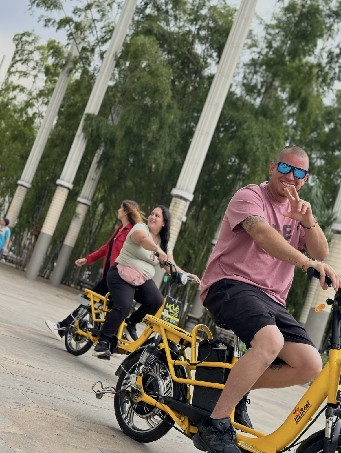 Grupo pedaleando en bicicleta eléctrica cerca de la Carrera 70 en Medellín