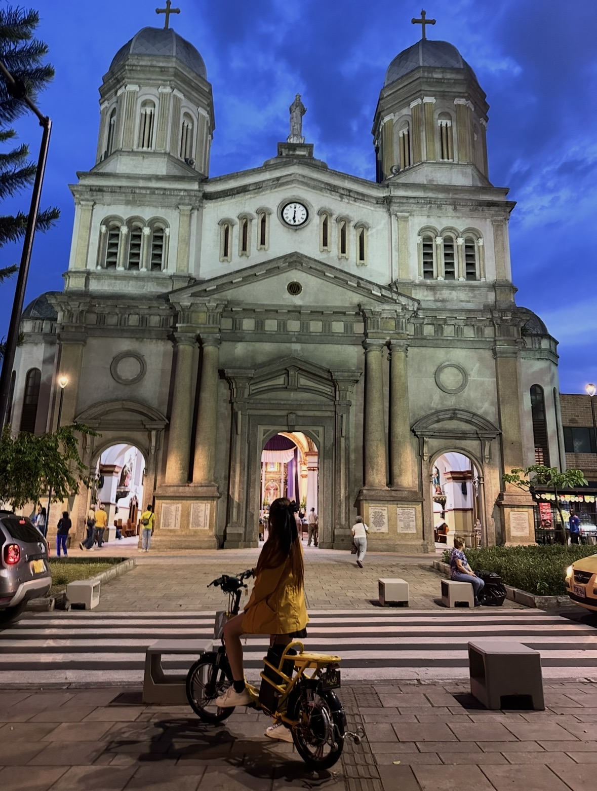 Tour nocturno en bicicleta frente al Palacio de la Cultura Rafael Uribe Uribe, Medellín
