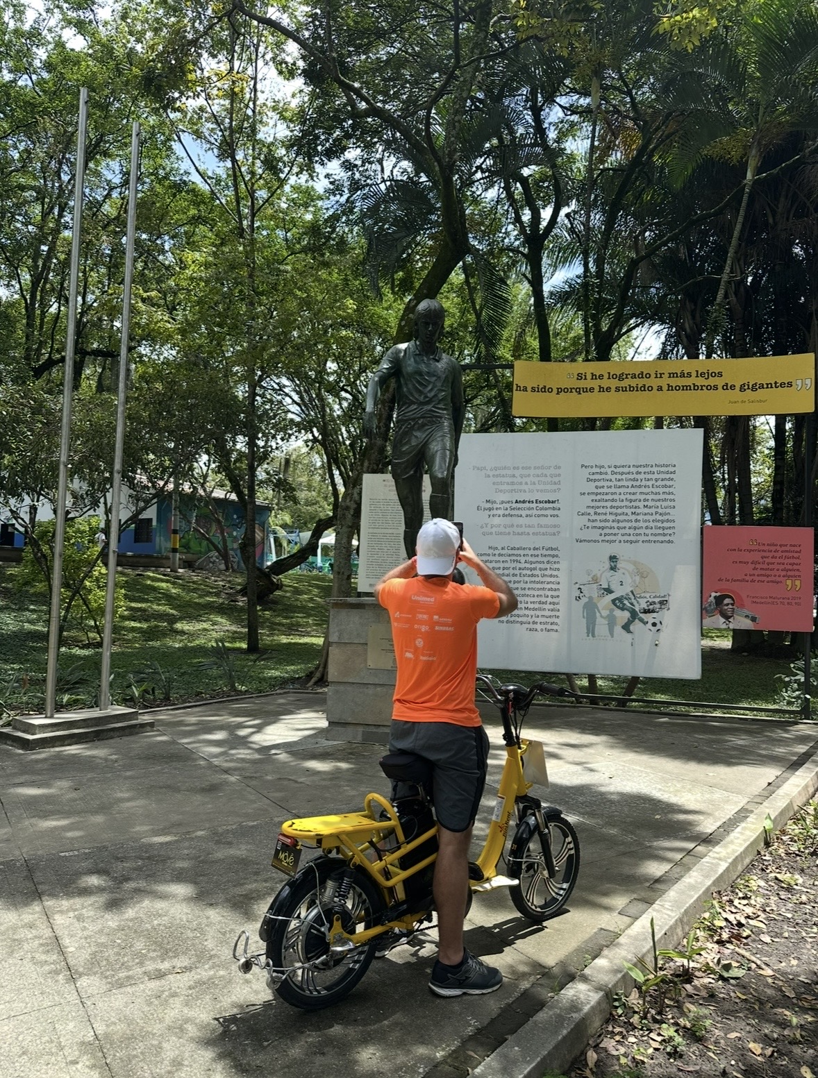 Pareja MOVE junto al Hombre a caballo de Botero
