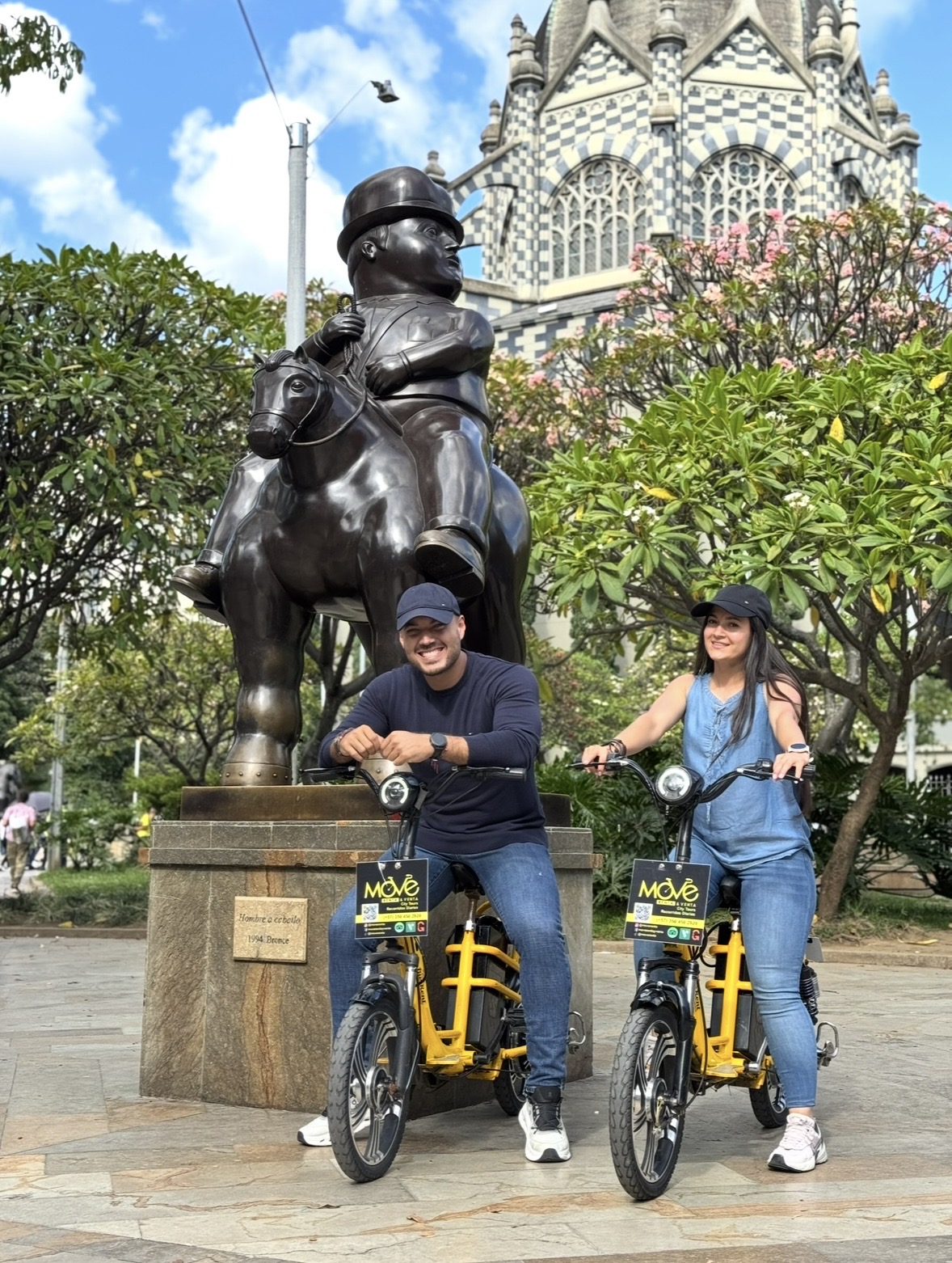 Viajero fotografiando la escultura de Andrés Escobar