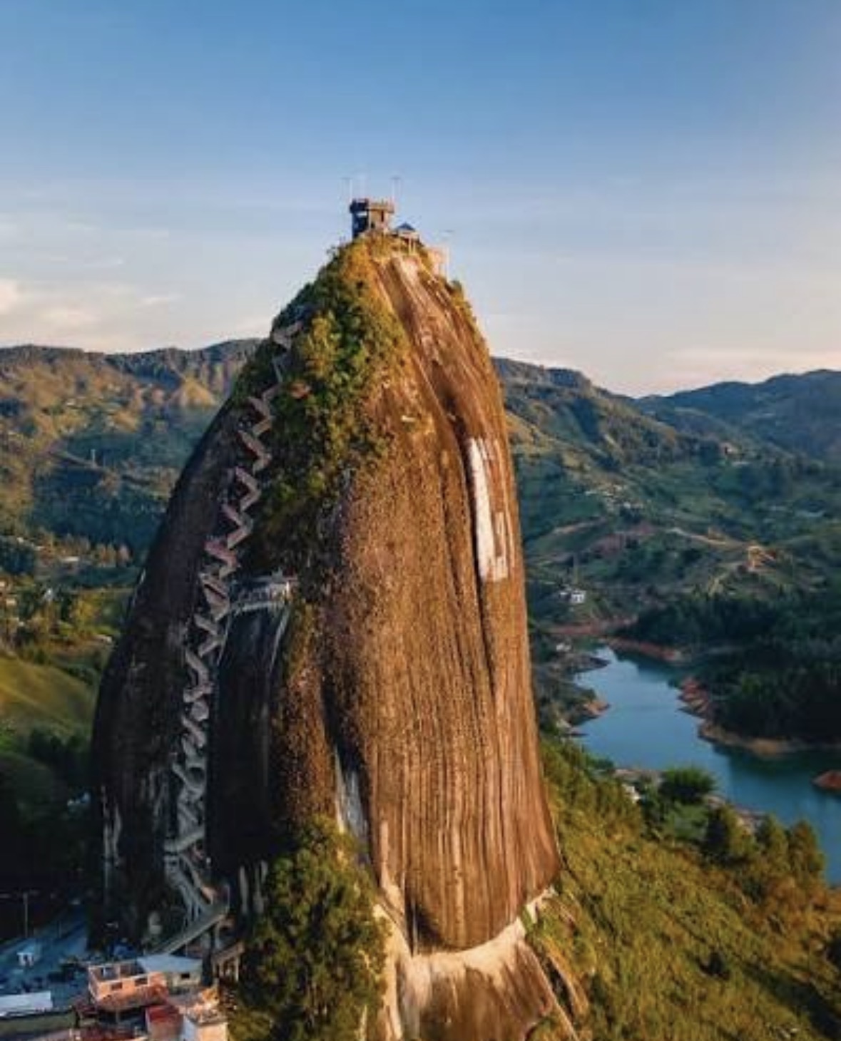 Vista del embalse de Guatapé y la Piedra del Peñol cerca de Medellín