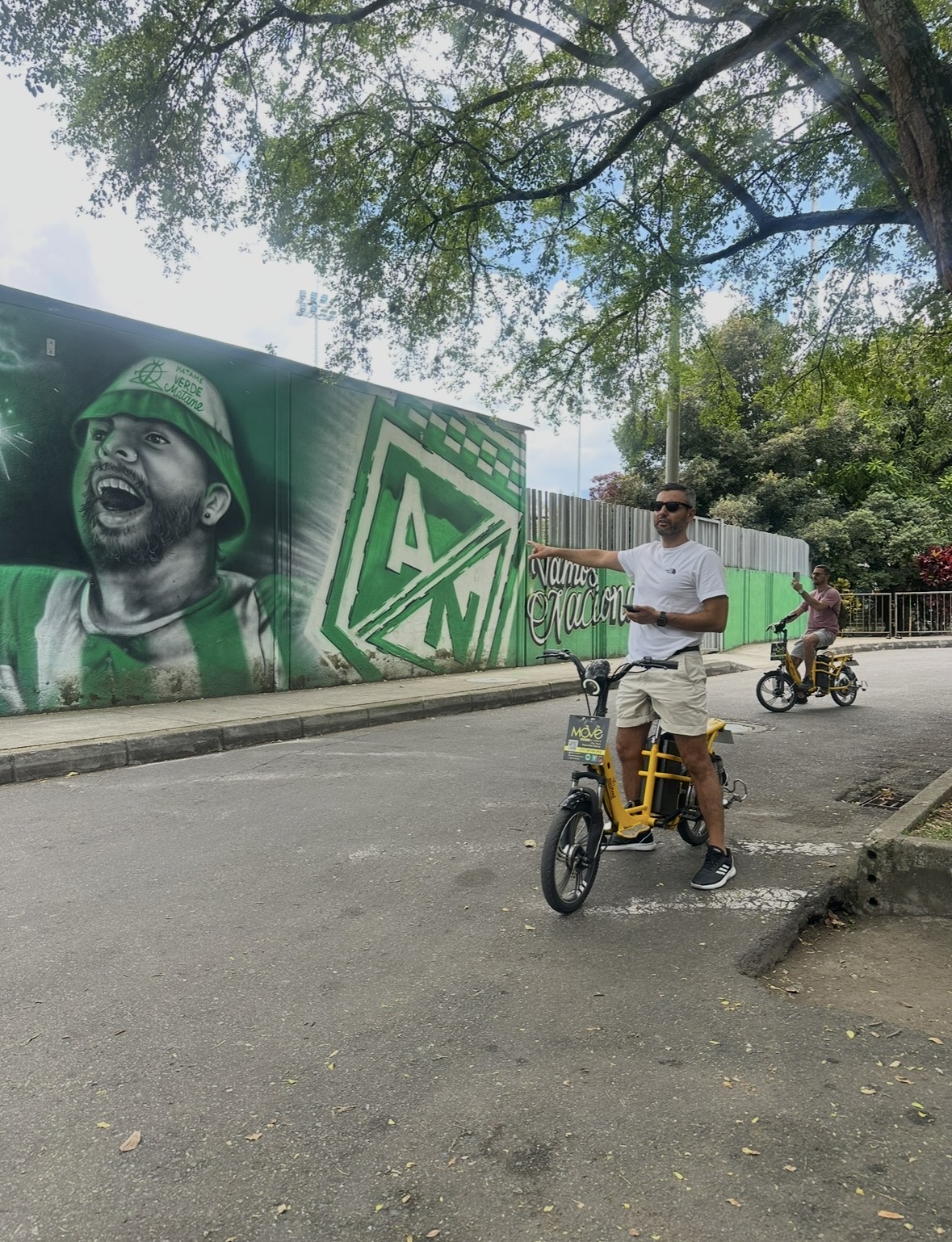 Mural de Atlético Nacional en Medellín con ciclistas de MOVE City Tours