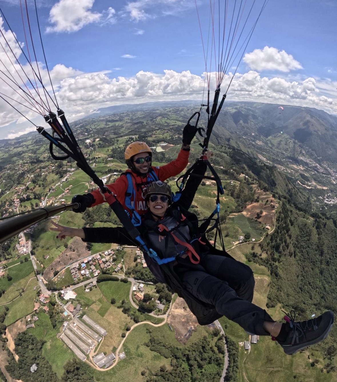 Parapente sobre el Valle de Aburrá en San Félix, Medellín