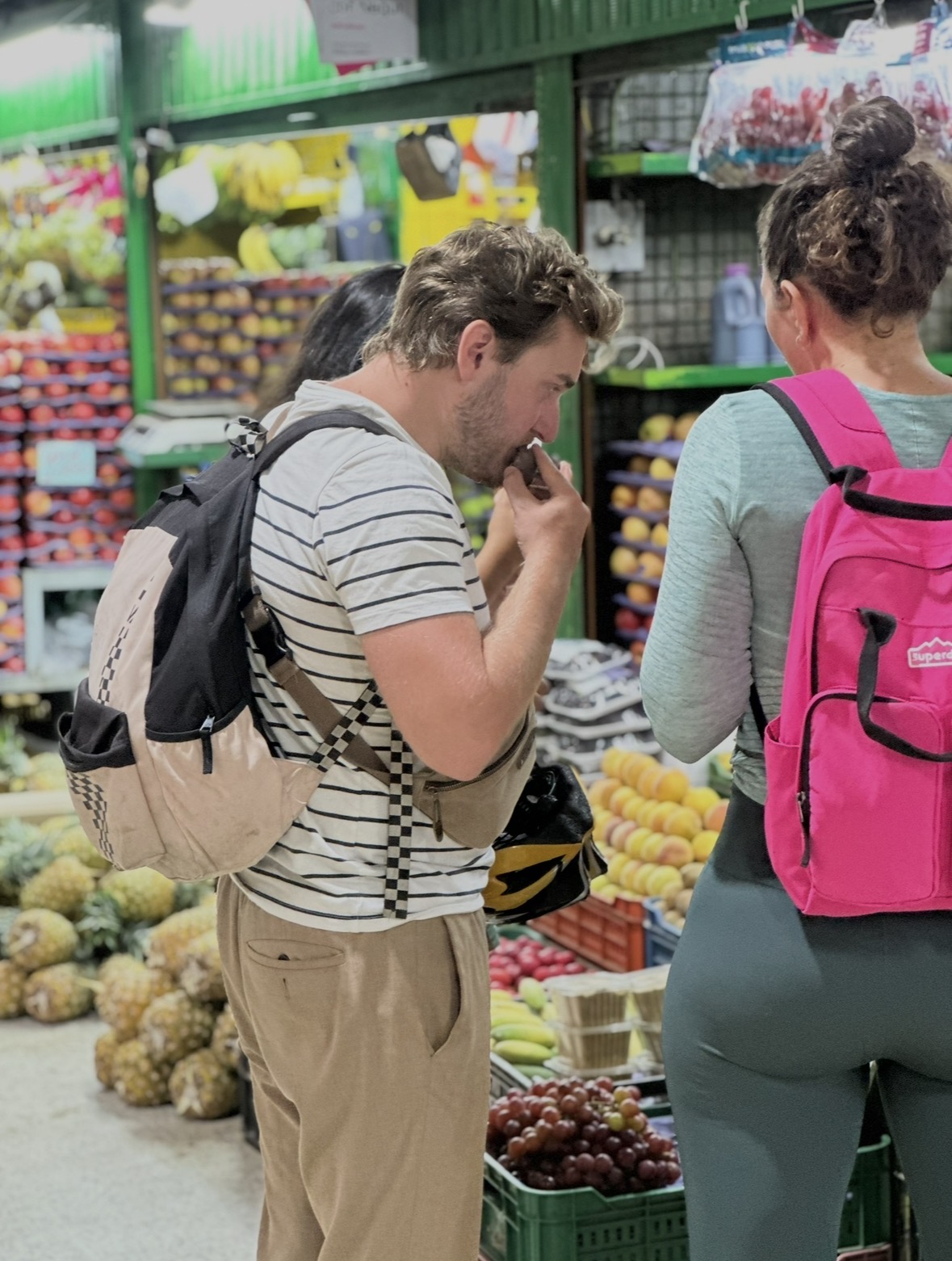 Touristes dégustant des fruits exotiques colombiens pendant un tour à vélo électrique MOVE City Tours à Medellín