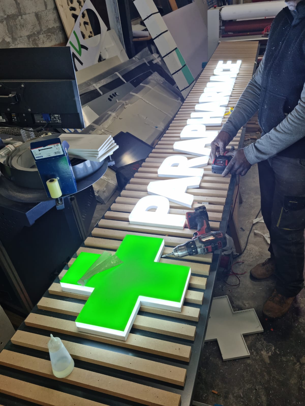 Fabrication d'enseigne LED en atelier PUB PRO