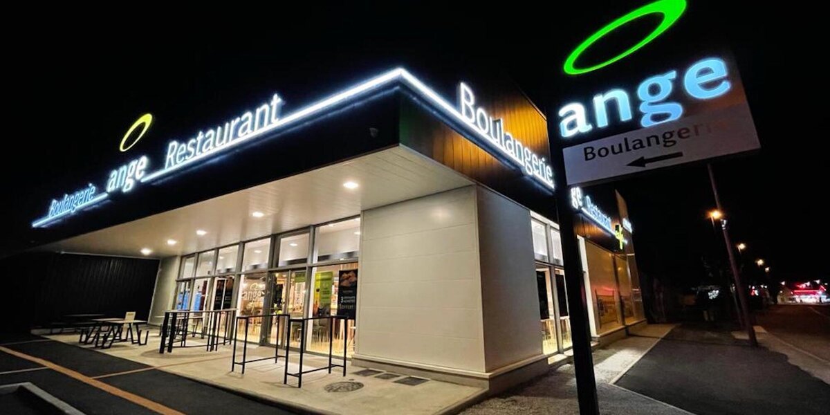 Enseigne lumineuse PUB PRO posée en Île-de-France