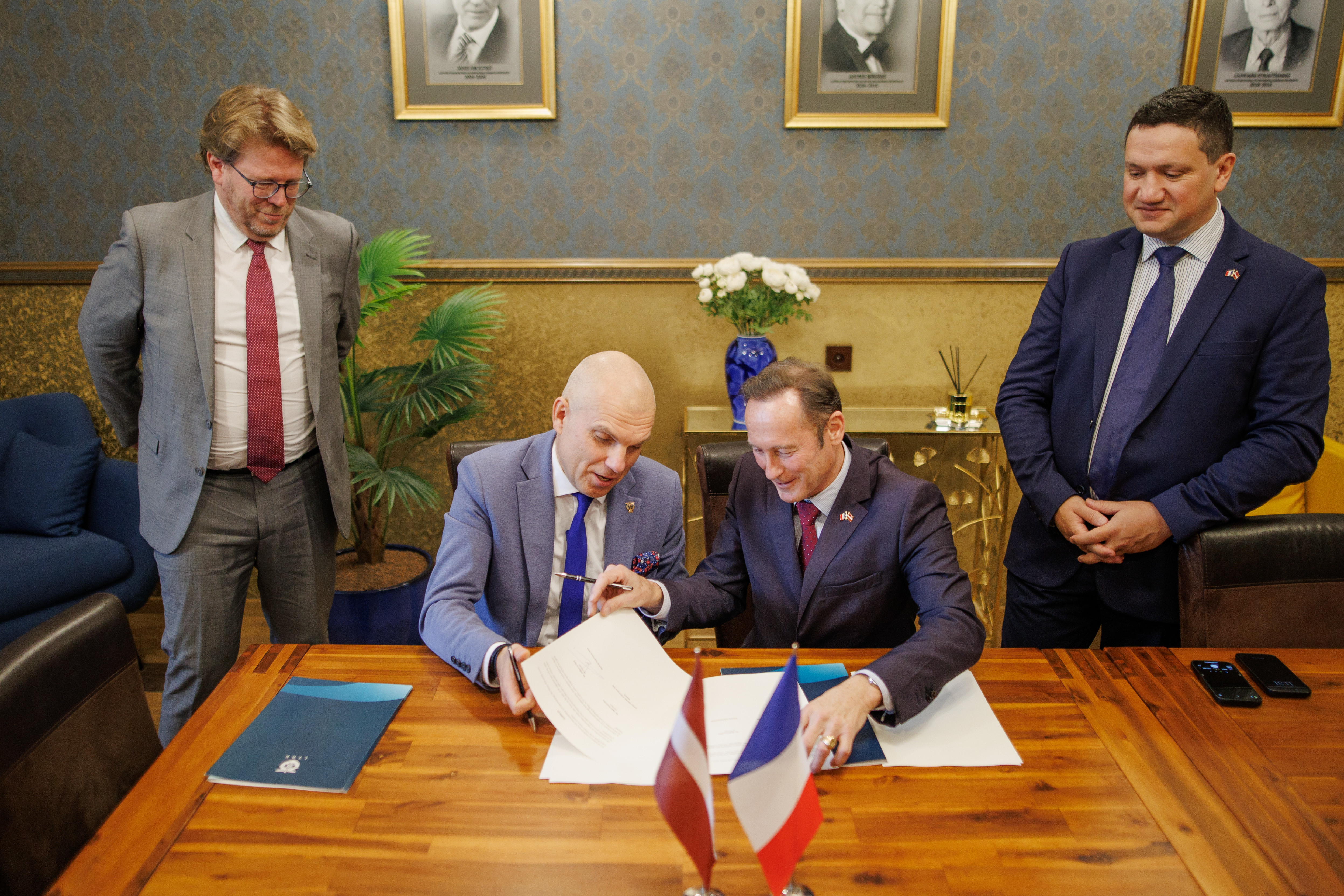 Signature du protocole d'entente entre le Business Club et la Chambre de Commerce et d'Industrie de Lettonie (LTRK).