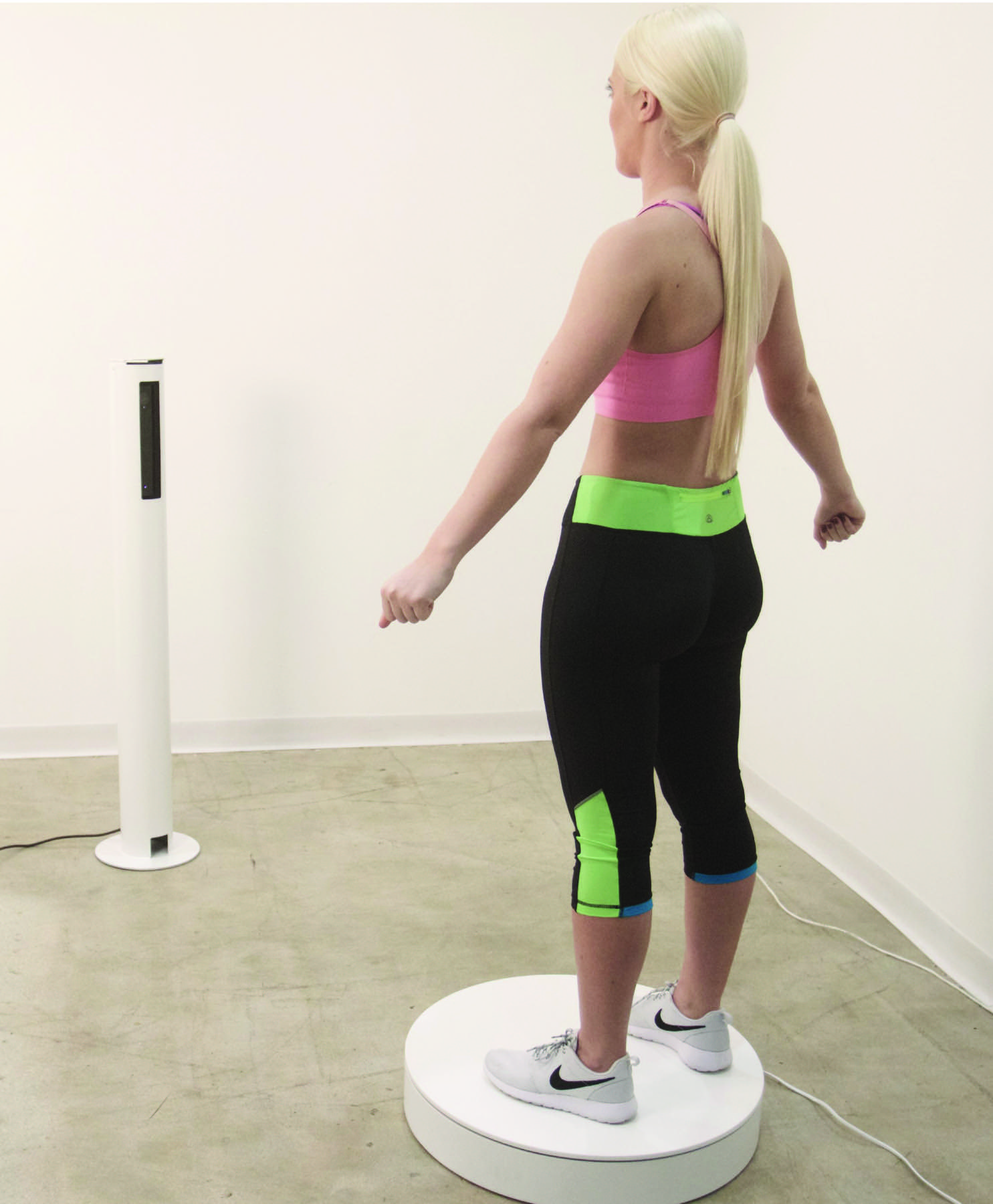 Scan corporel 3D Styku — femme sur plateforme rotative Body-Up Nyon