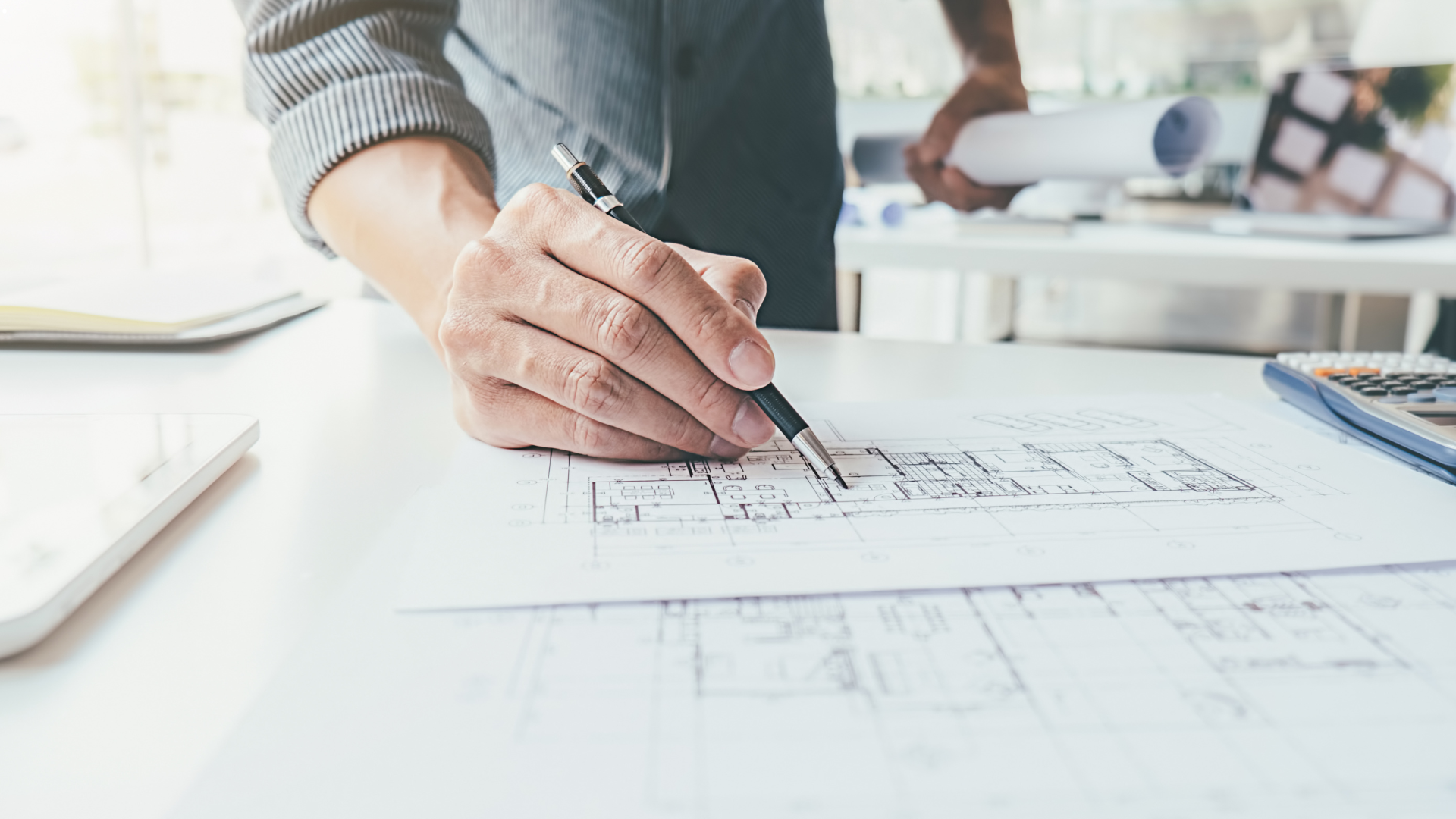 Professionista che analizza planimetrie catastali