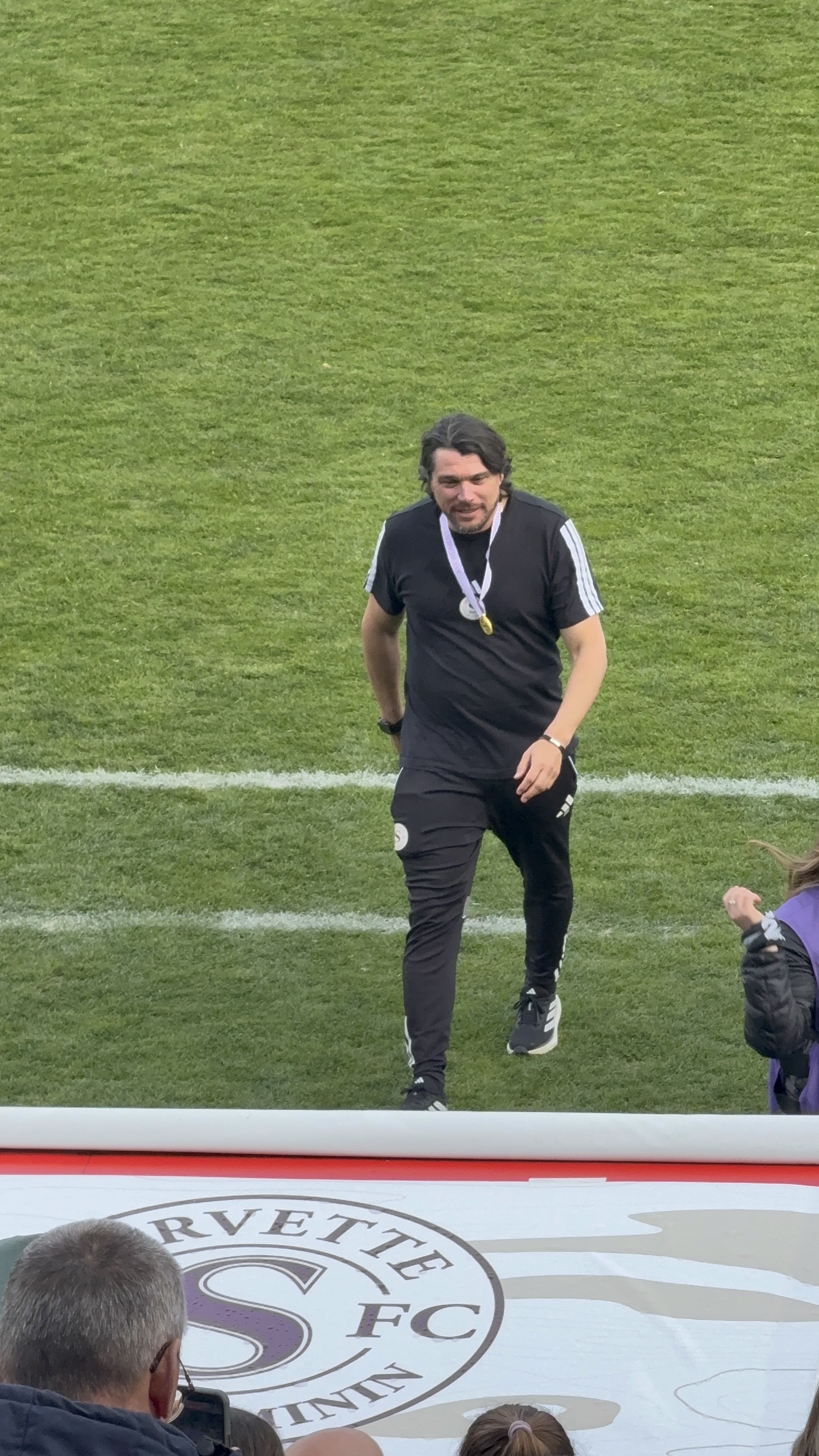 Cristian Toro con la medalla de campeón