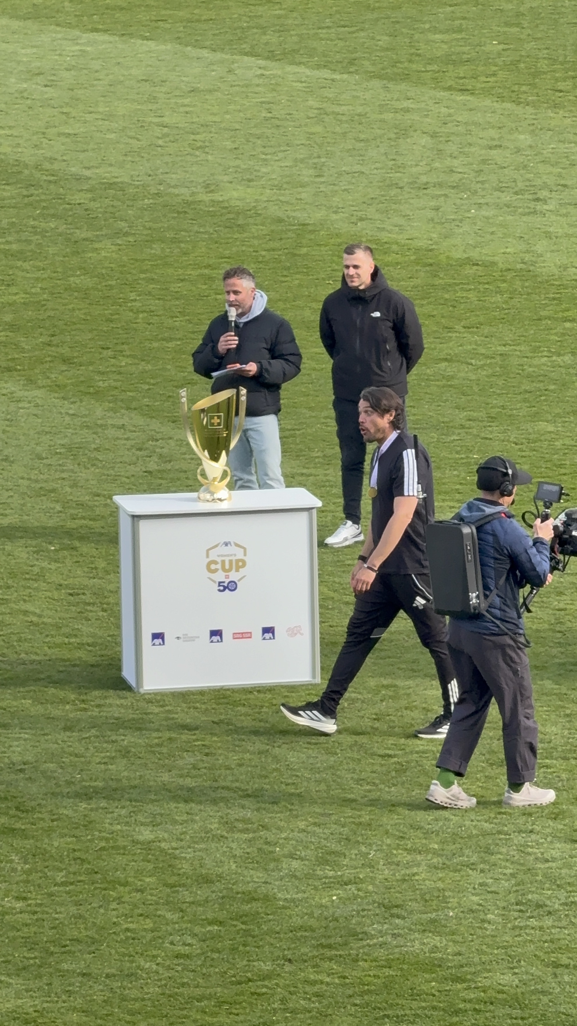 Cristian Toro con el trofeo de la Copa de Suiza