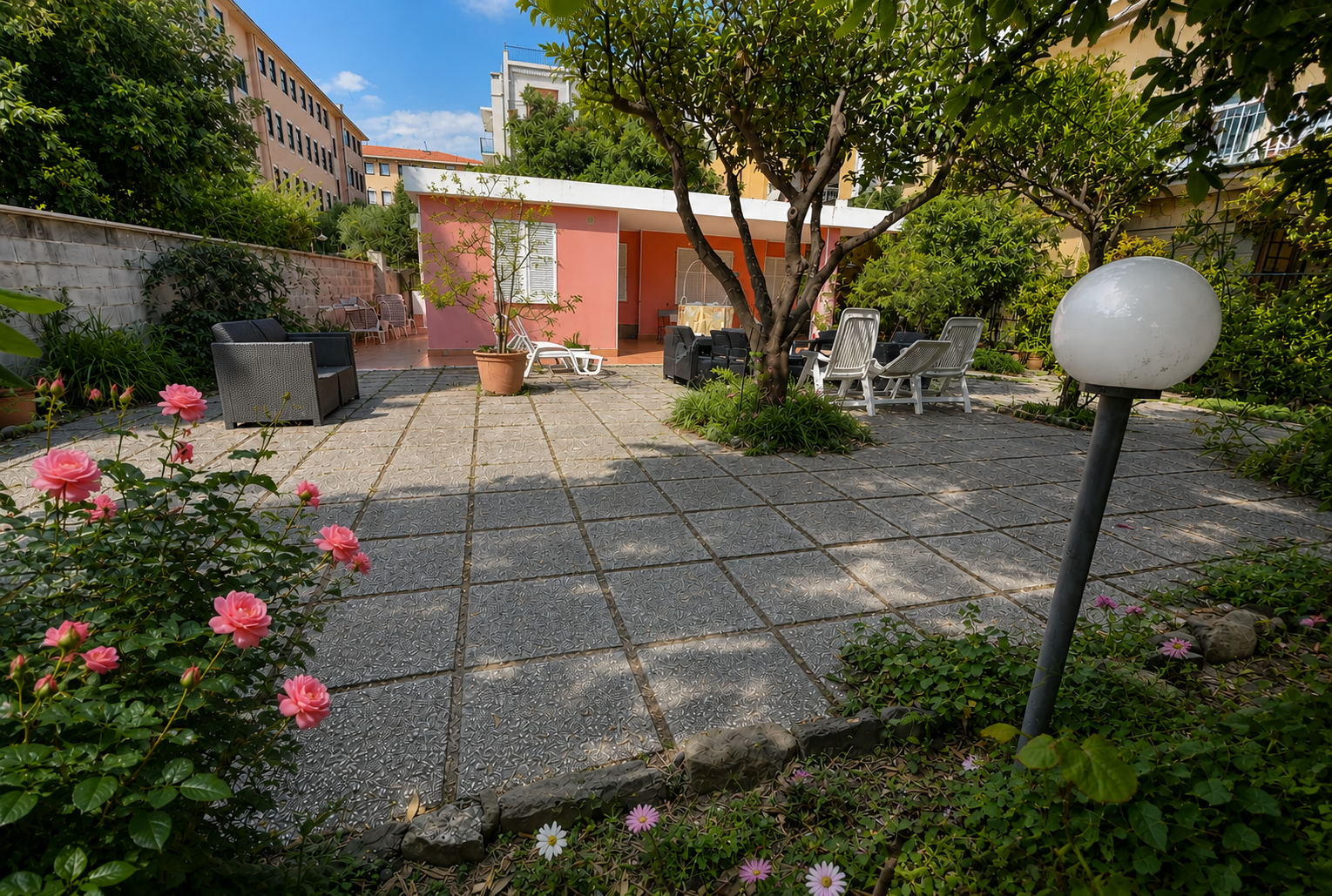 Giardino interno con rose