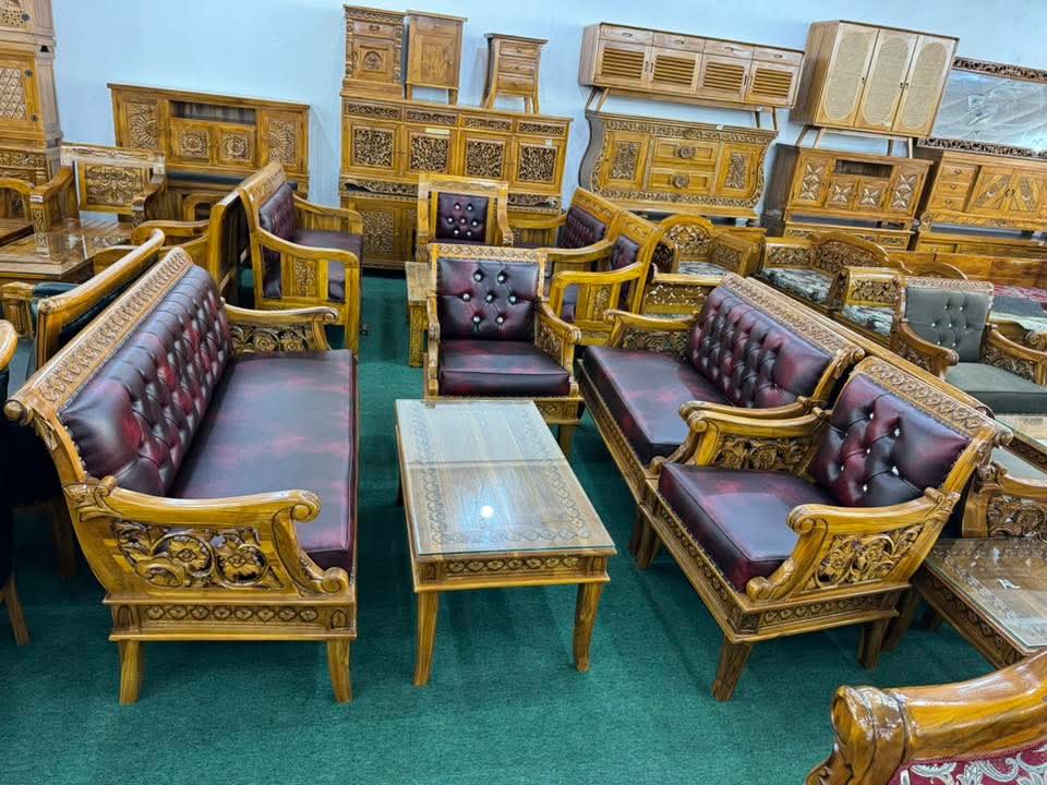 SET SOFA JATI UKIRAN BUNGA 3+2+1+1 - KULIT MAROON BERKANCING + MEJA KACA