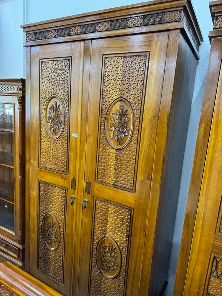 ALMARI JATI 2 PINTU UKIRAN BUNGA BULAT - PANEL ANYAMAN