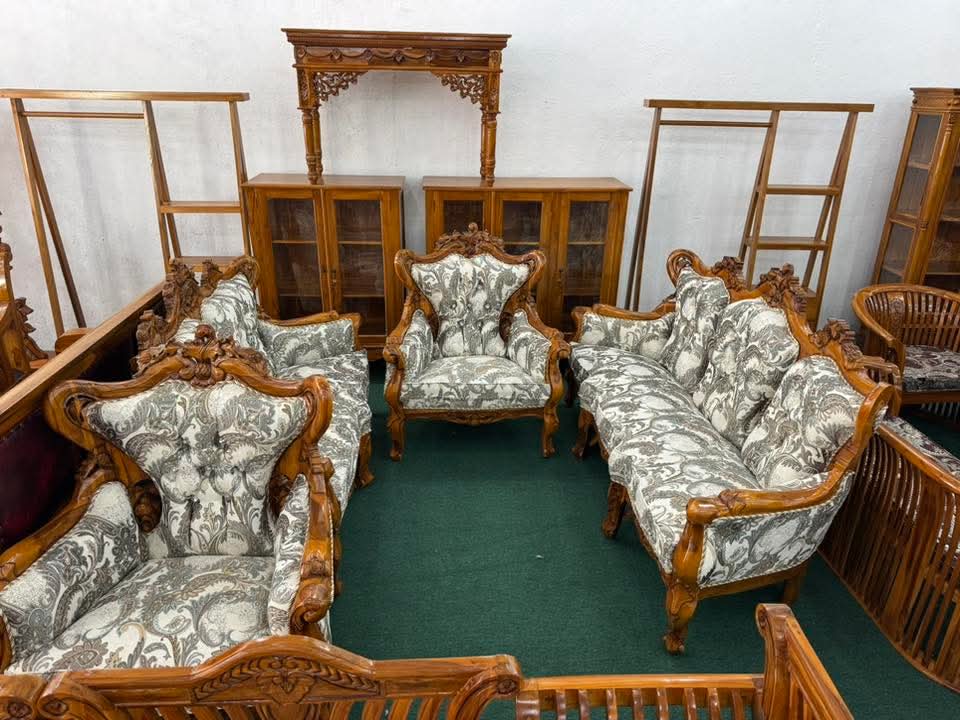 SET SOFA JATI UKIRAN GARUDA 3+2+1+1 - DAMASK KELABU PAISLEY + BANTAL