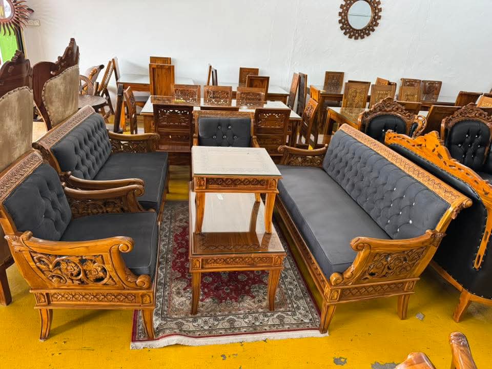 SET SOFA JATI UKIRAN BUNGA 3+2+1 - BALDU HITAM BERKANCING + MEJA