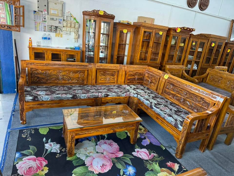 SET SOFA JATI L-SHAPE UKIRAN BUNGA - KUSYEN BATIK HITAM + MEJA