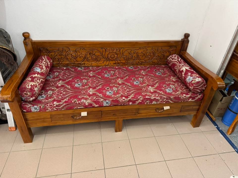 DAYBED JATI UKIRAN BUNGA - KUSYEN MERAH BATIK FLORAL + LACI