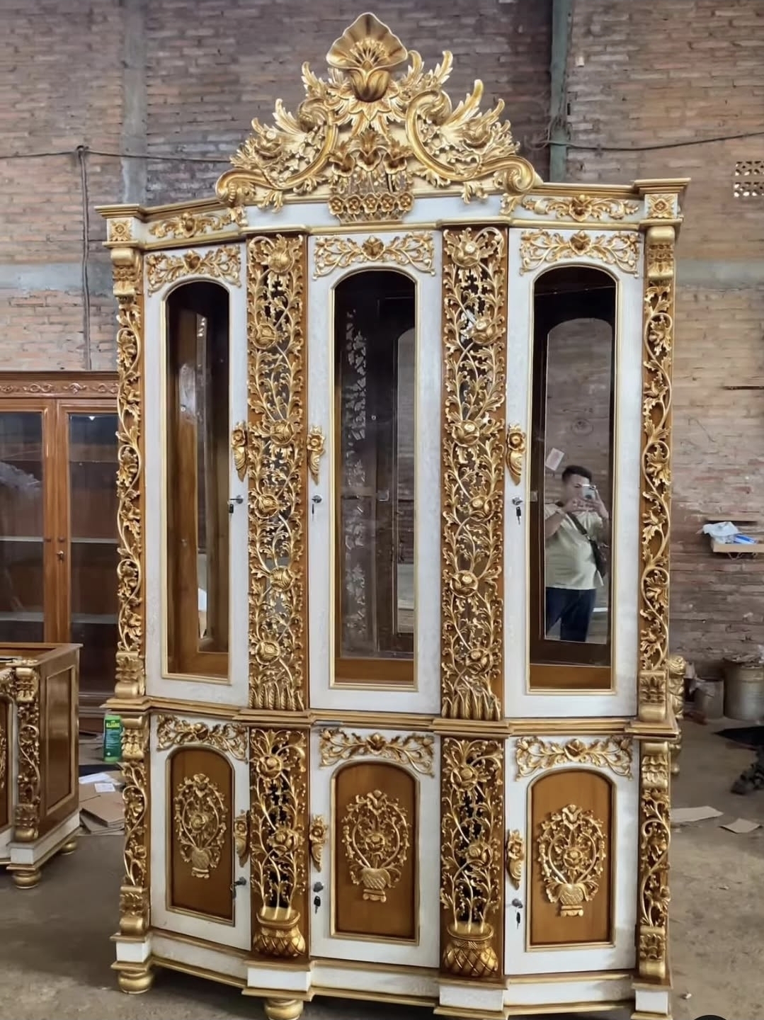 ALMARI UKIRAN JATI EMAS PUTIH - 4 PINTU KACA MAHKOTA