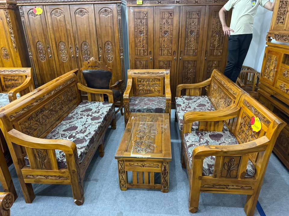 SET SOFA JATI UKIRAN TULIP 3+2+1 - KUSYEN BATIK COKLAT + MEJA KACA