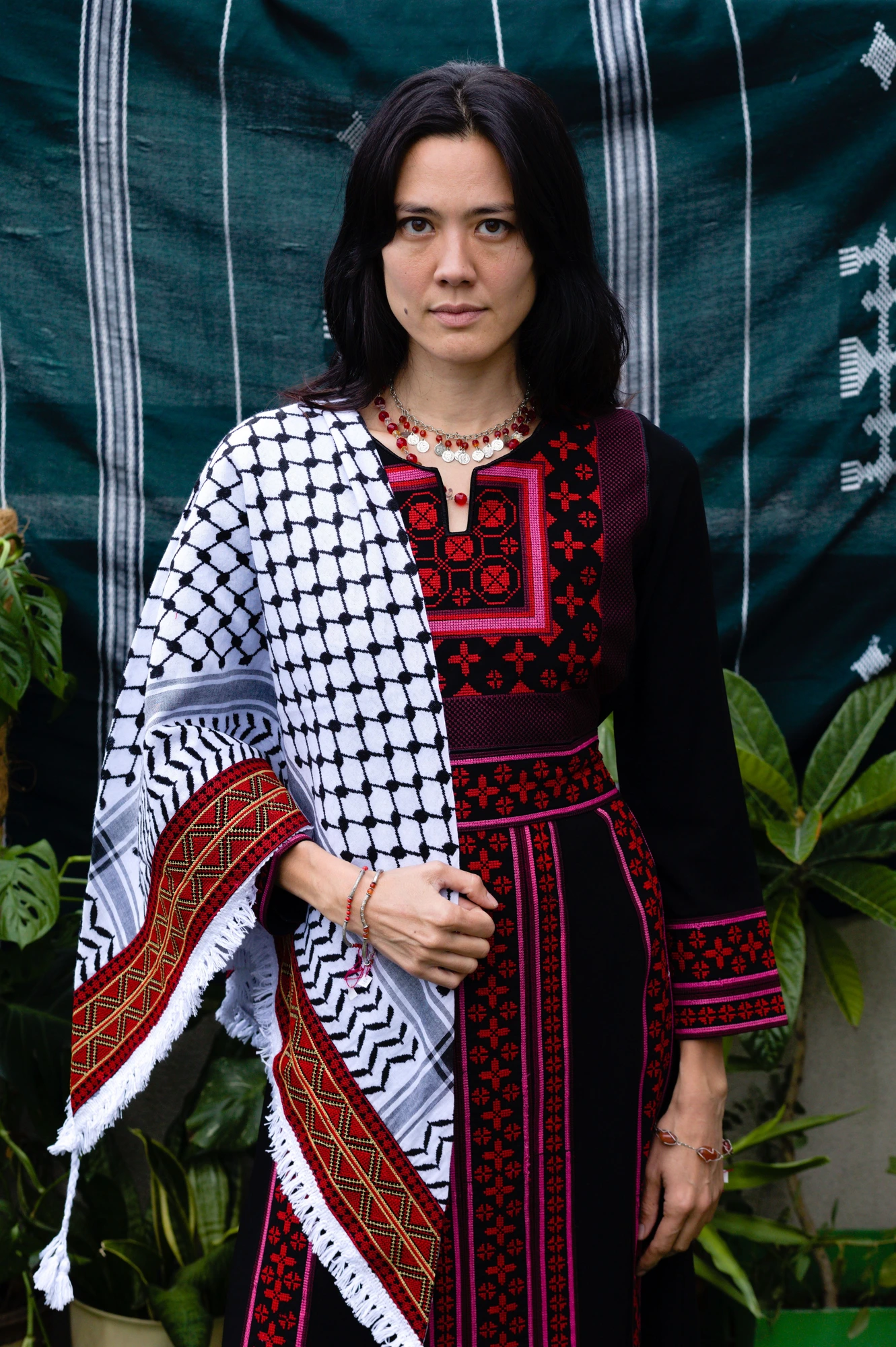 Femme portant un keffieh et une création brodée Levami.
