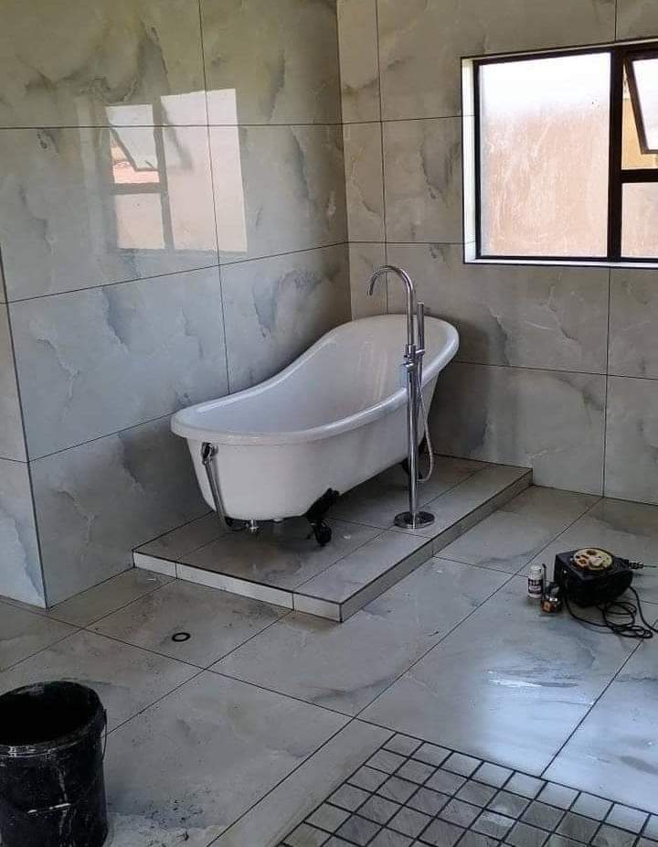 Freestanding clawfoot bath