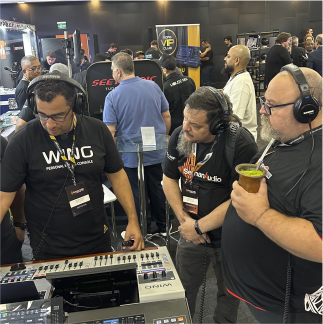 Profissionais testando a Console WING em evento ao vivo