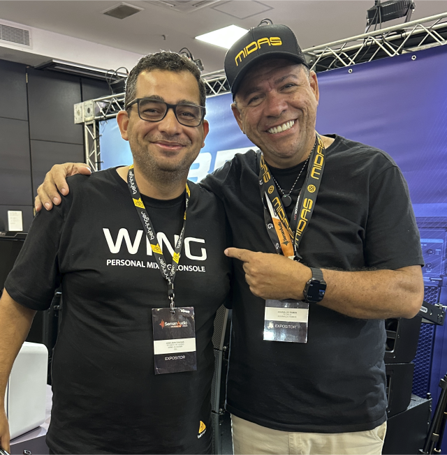 Adeilson Chagas no estande oficial Behringer/Midas durante o SemanÁudio