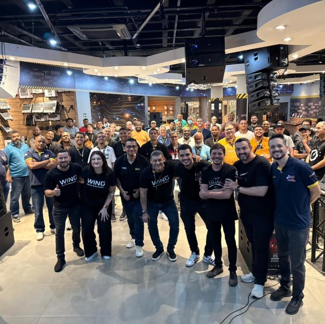Turma completa de alunos da WING Academy Brasil em treinamento presencial