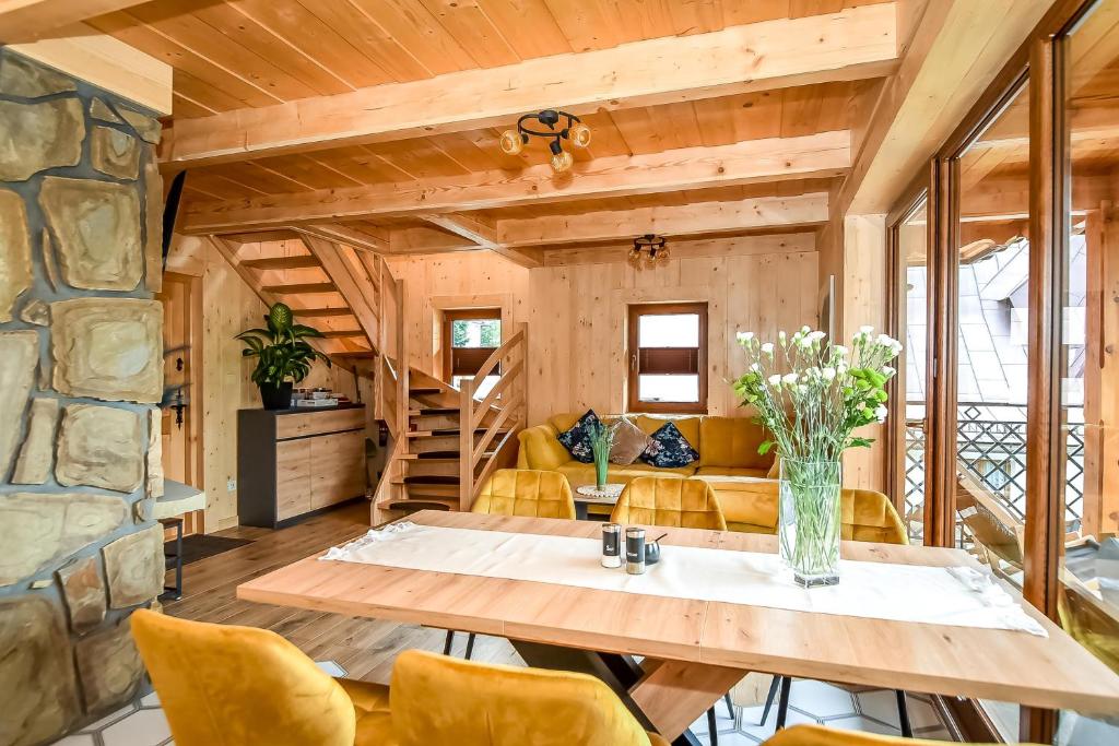 Salon i schody na poddasze