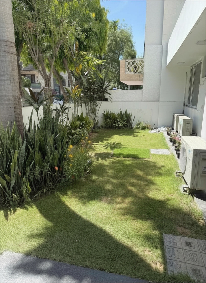 Garden lawn at Hotel Azulo Inn, New Delhi