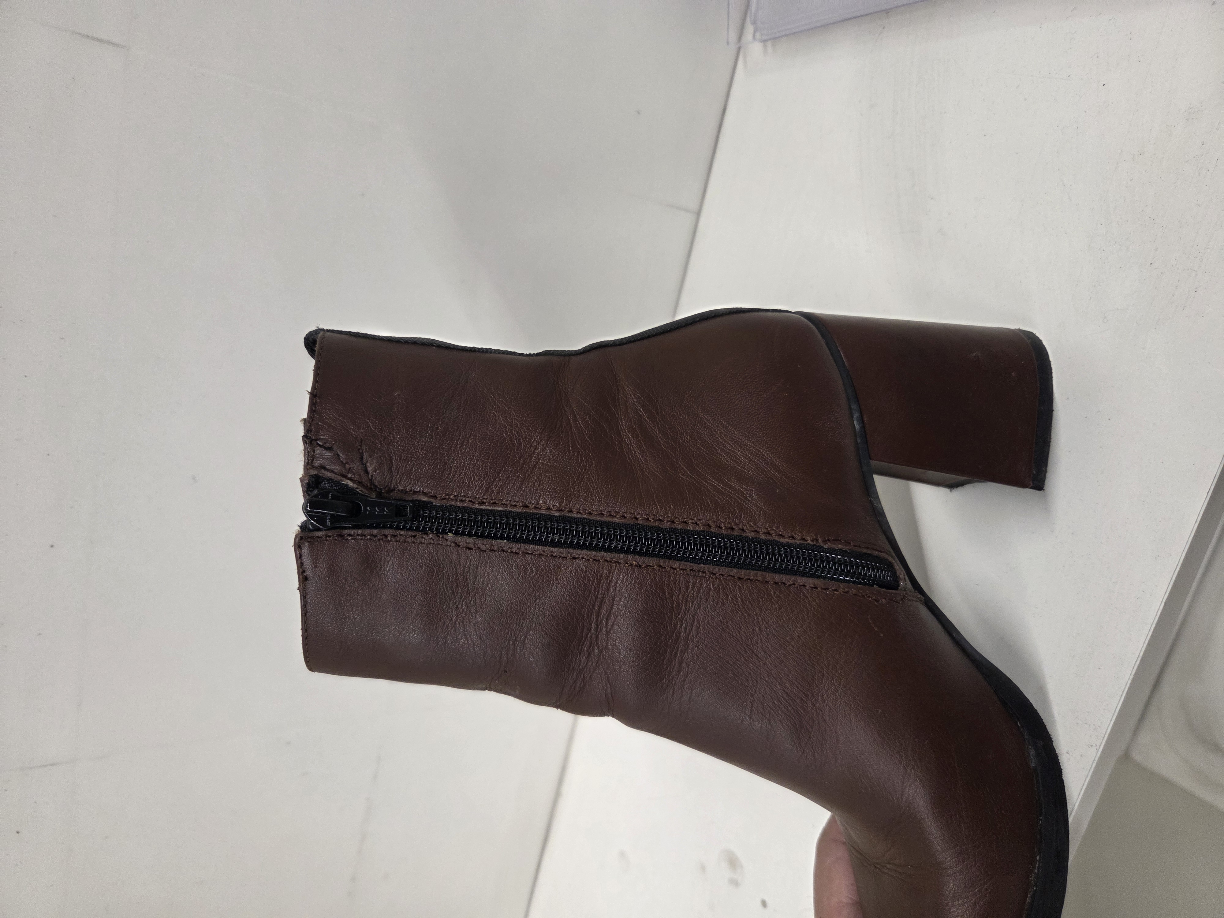 Botine maro reparate
