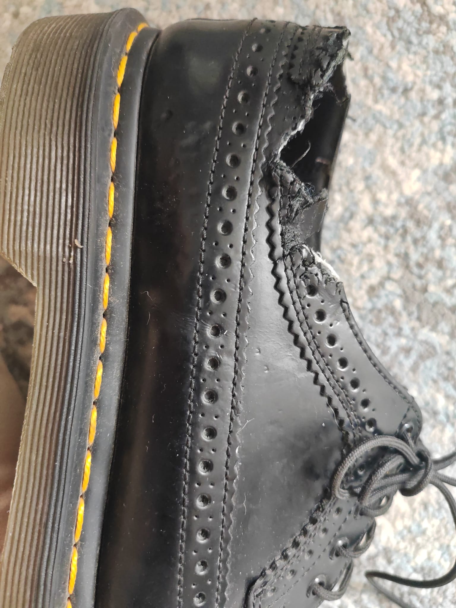 Dr. Martens - călcâi deteriorat înainte de reparație