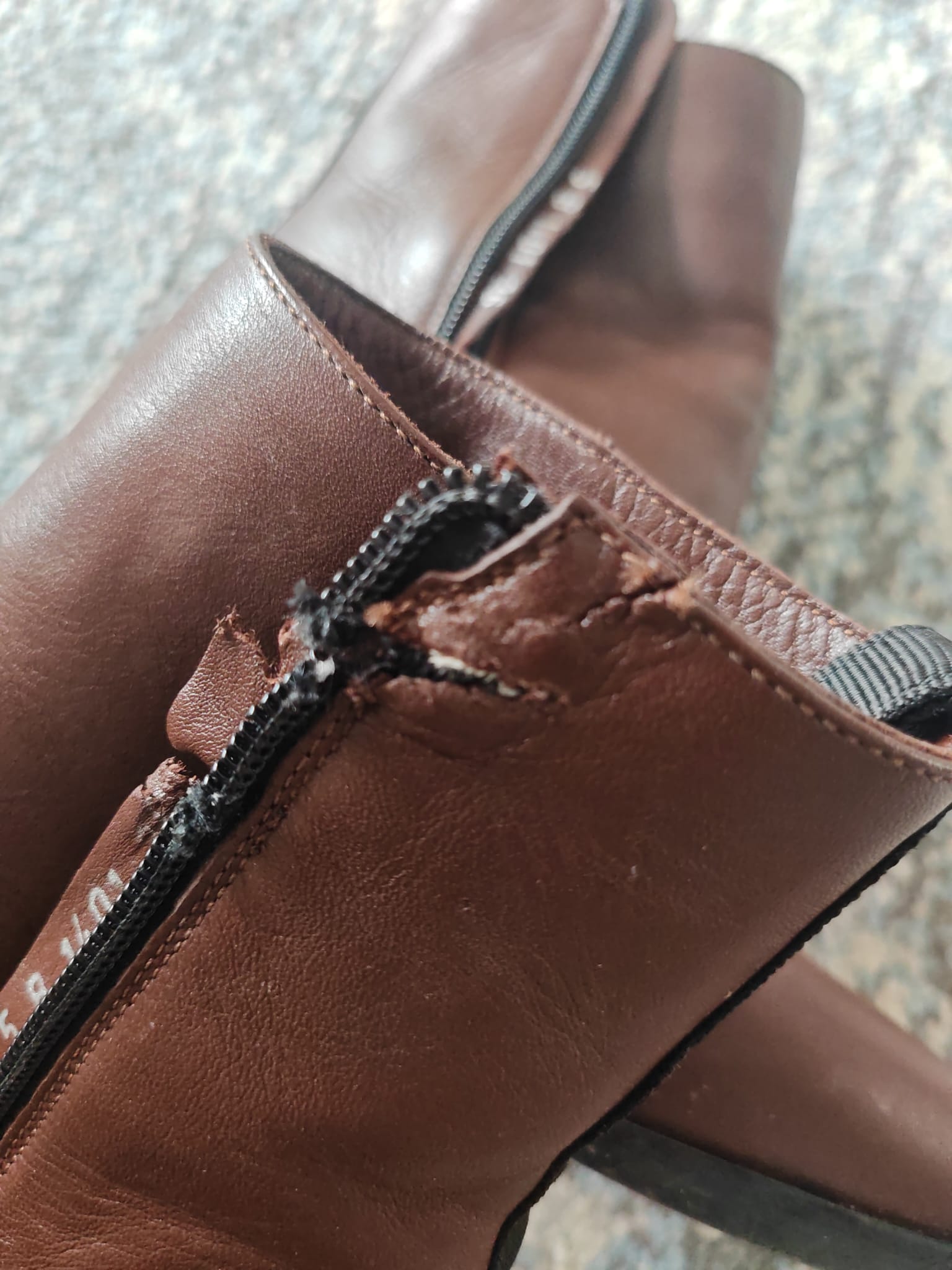 Botine maro - fermoar rupt înainte de reparație