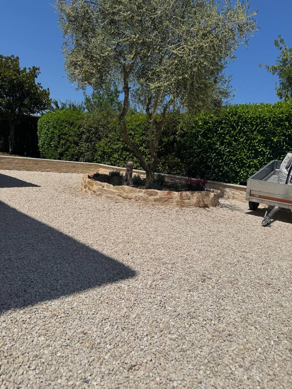 Cour en gravillons & bordure pierre