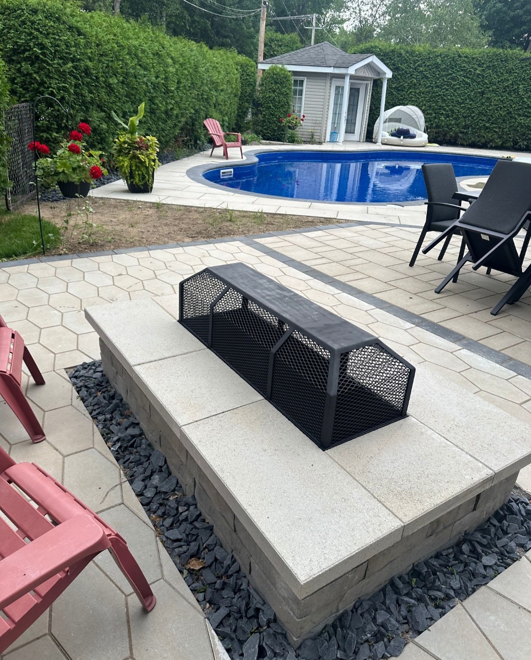 Foyer extérieur en pierre naturelle avec terrasse à Laval — Casabella Pavage