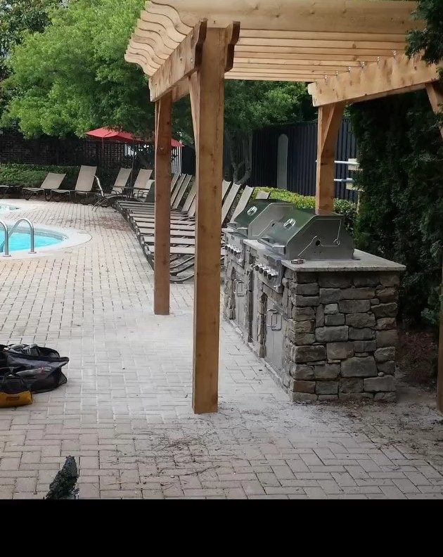 Outdoor Kitchen & Pergola