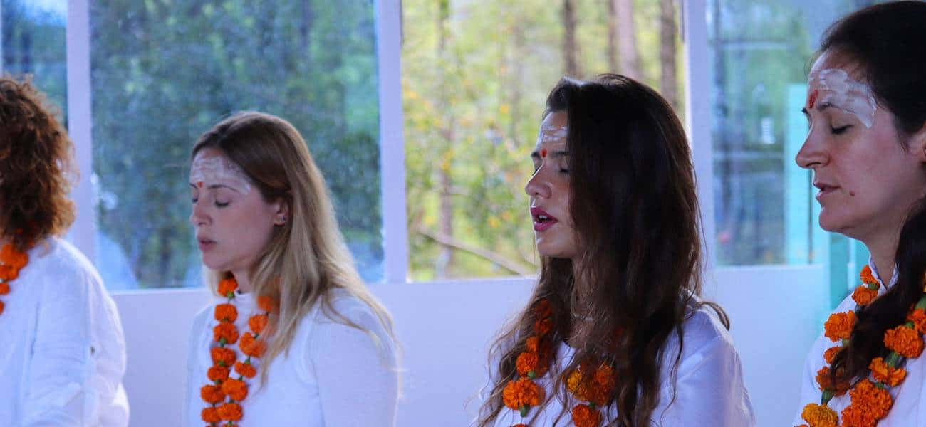 Donne in meditazione con ghirlande di calendula