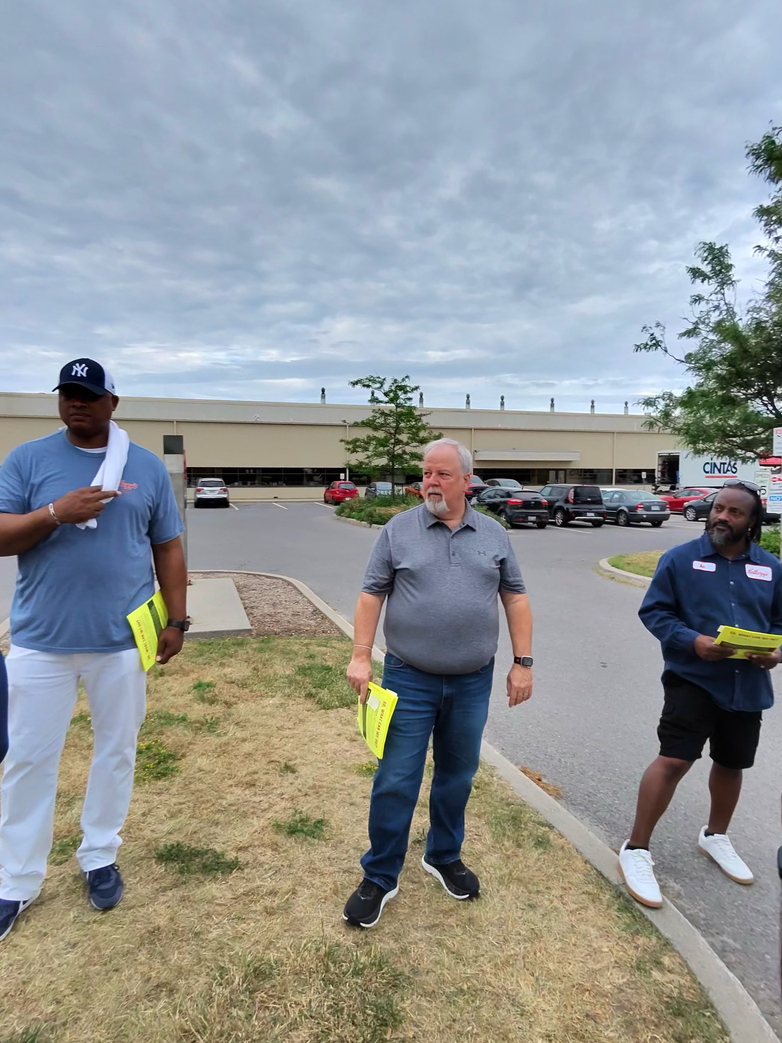 BCTGM Secretary-Treasurer David Woods handbilling at the Kellogg's Belleville, Ontario plant with Local 252G President Rob Eafen and Kenny Merritt of Local 50G