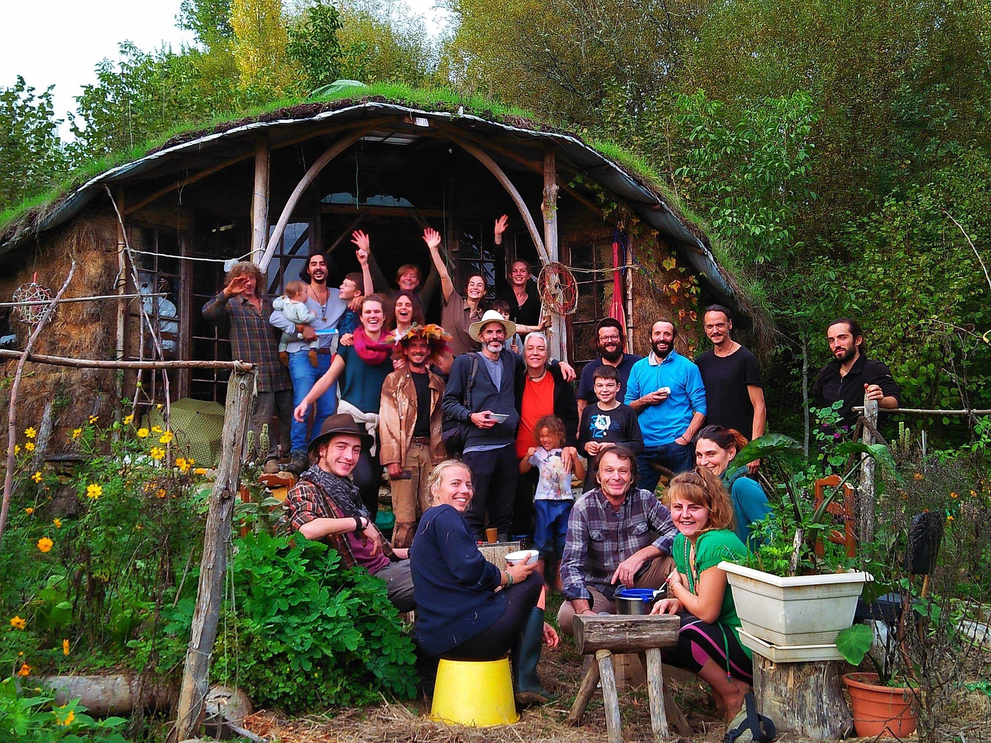 Le collectif devant une cabane