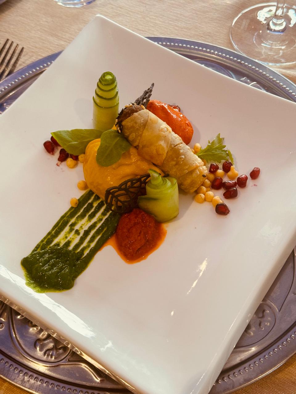Composed tasting plate with rolls and chutneys