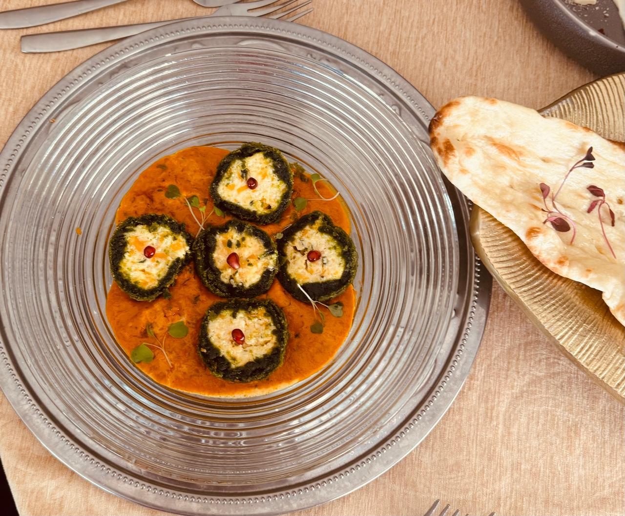 Spinach paneer rolls in makhani gravy with naan