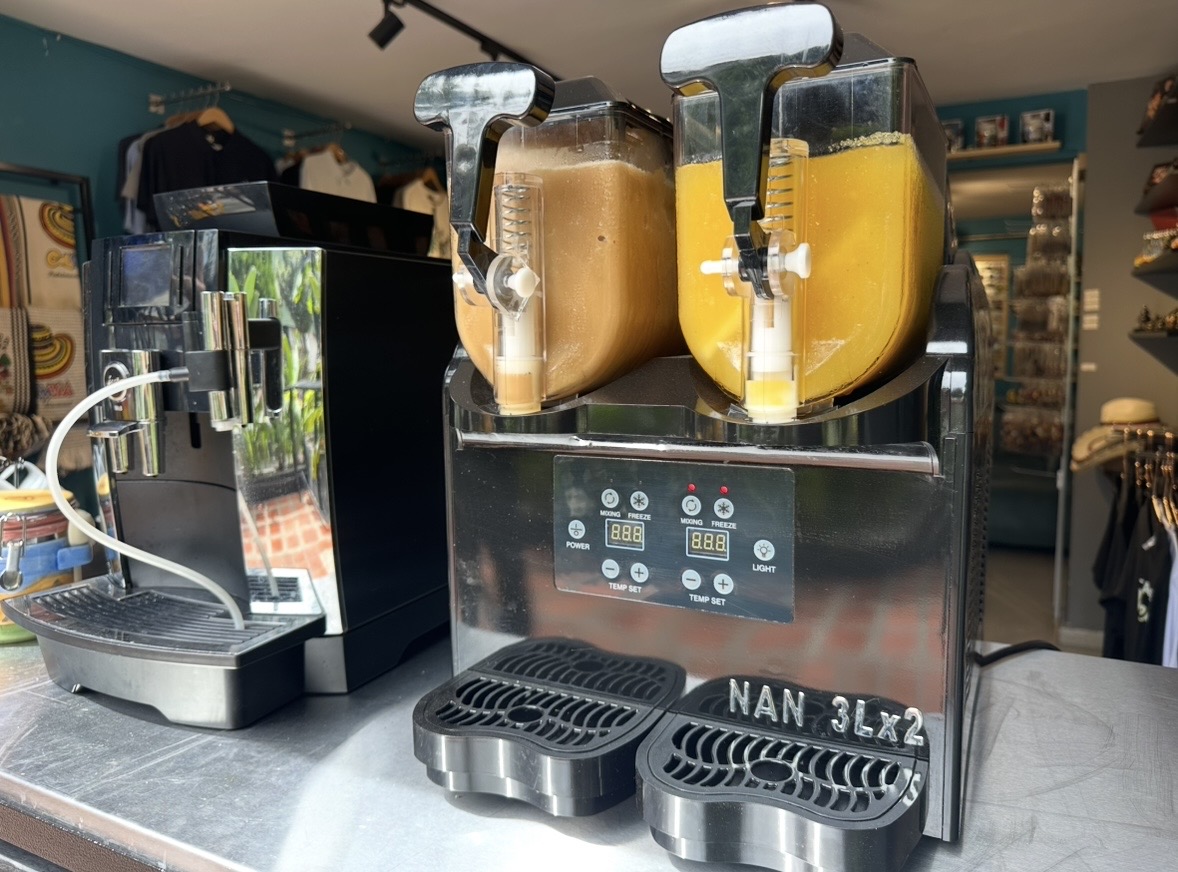 Granizado de café servido en vaso para llevar MOVE Café