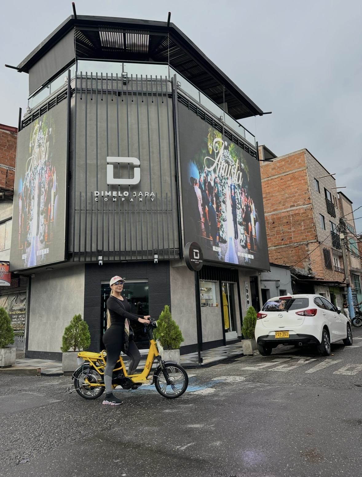 Viajeros con MOVE en calle de murales del Tour Alternativo Paisa